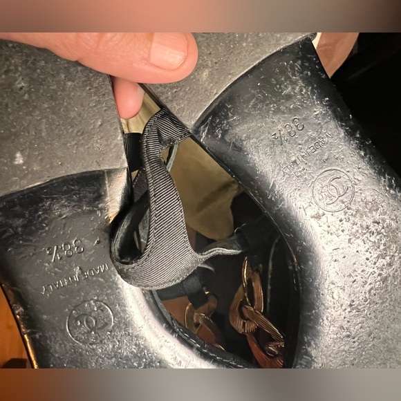 CHANEL Black Thong Sandal w/ Gold Chain Detail, Good Used Condition, Size 38.5 - Picture 4 of 10